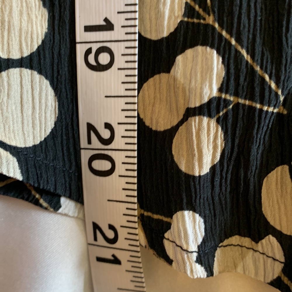 MOSSIMO. 100% Silk Shirt. Circular patterns in tan/white. Short sleeves. - Picture 9 of 9